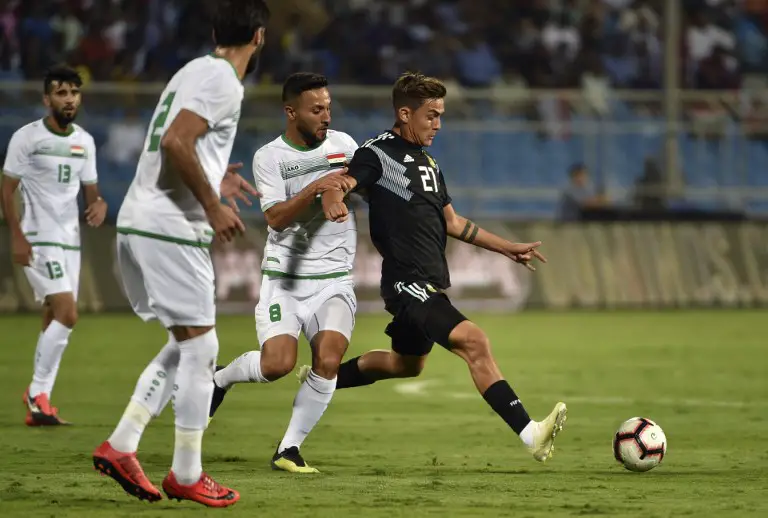 Argentina's Paulo Dybala (R) is marked by Iraq's Osama Rashid during a friendly football match between Argentina and Iraq at the Faisal bin Fahd Stadium in Riyadh on October 11, 2018. (Photo by FAYEZ NURELDINE / AFP)