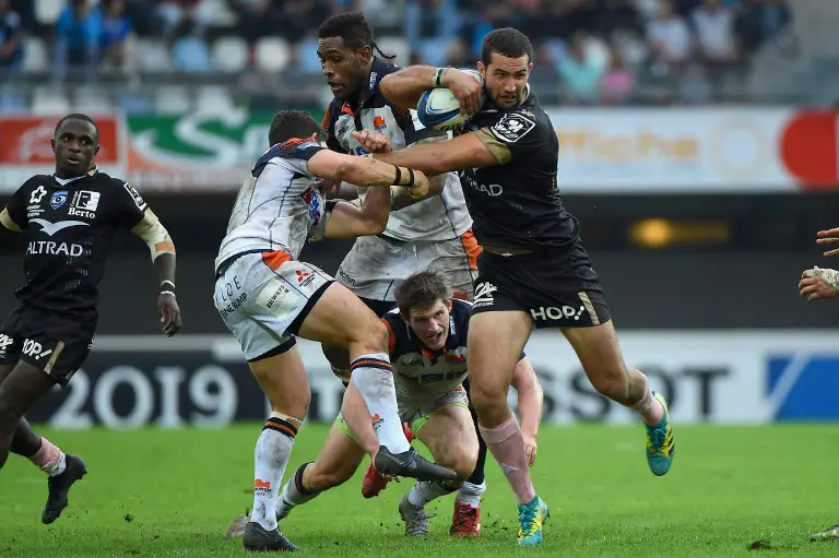Montpellier's South African full back Henri Immelman (R) runs with the ball during the European Rugby Champions Cup union match between Montpellier and Edinburgh at The GGL Stadium in Montpellier, southern France on October 13, 2018. (Photo by SYLVAIN THOMAS / AFP)