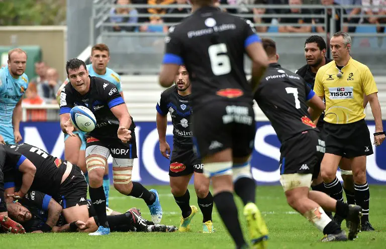 Castres's lock Loic Jacquet passes the ball during the European Champions Cup rugby union match between Castres and Exeter at the Pierre Fabre stadium in Castres, southern France, on October 20, 2018. (Photo by REMY GABALDA / AFP)