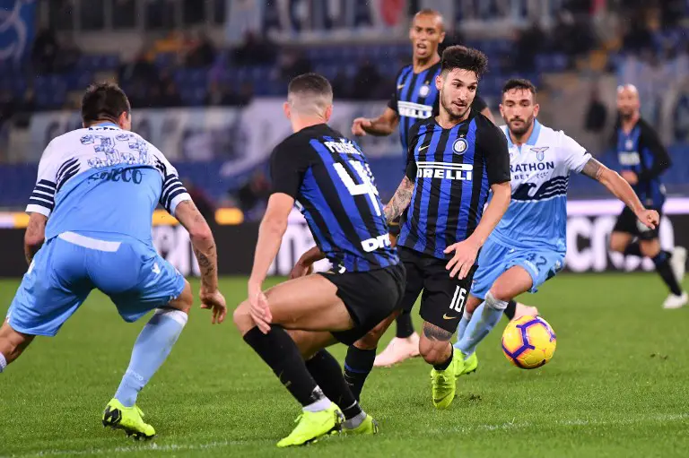 Inter Milan's Italian midfielder Matteo Politano (2ndR) vies for the ball during Italian Serie A football match Lazio between Inter Milan at the Olympic stadium in Roma, on October 29, 2018. (Photo by Alberto PIZZOLI / AFP)