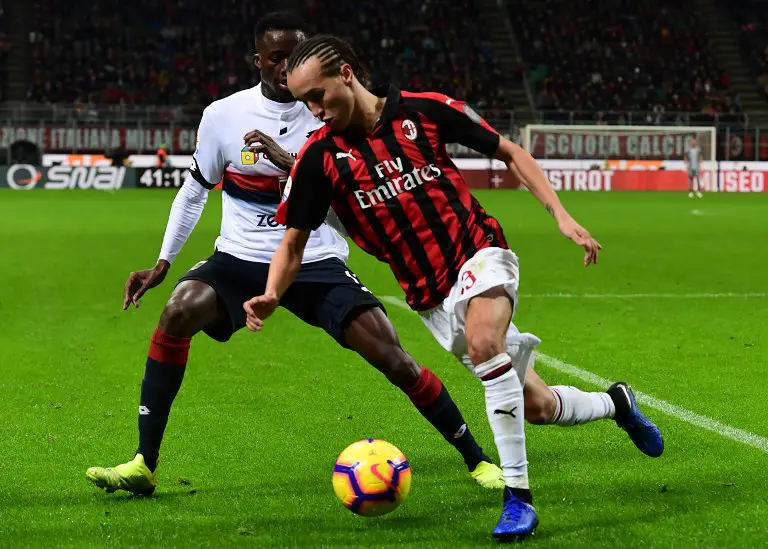 AC Milan's Uruguayan midfielder Diego Laxalt (R) vies with Genoa's Italian forward Cristian Kouame (L) during the Italian Serie A football match between AC Milan and Genoa at the San Siro stadium in Milan, on October 31, 2018. (Photo by Miguel MEDINA / AFP)