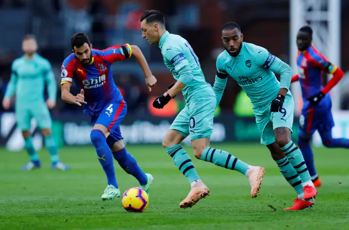 Soccer Football - Premier League - Crystal Palace v Arsenal - Selhurst Park, London, Britain - October 28, 2018  Arsenal's Mesut Ozil in action with Crystal Palace's Luka Milivojevic