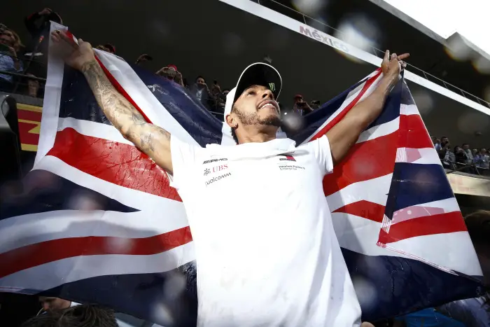 Lewis Hamilton, Mercedes-AMG F1 W09 EQ Power+ celebrates with the team at Formula One World Championship, Rd19, Mexican Grand Prix, Race, Circuit Hermanos Rodriguez, Mexico City, Mexico, Sunday 28 October 2018.

champion du monde 2018