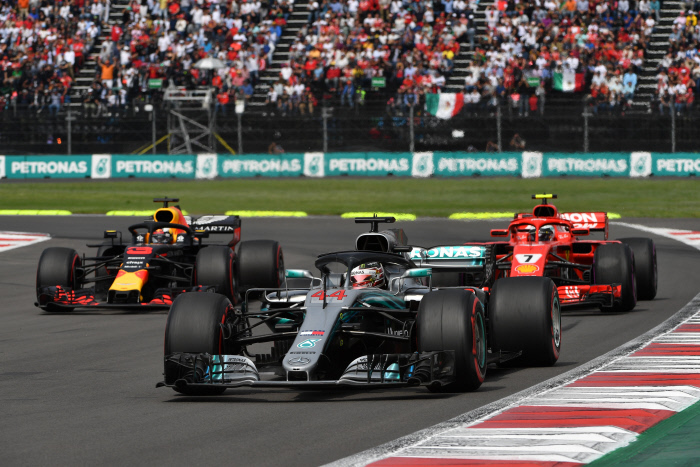 Lewis Hamilton, Mercedes-AMG F1 W09 EQ Power+ leads Kimi Raikkonen, Ferrari SF71H and Daniel Ricciardo, Red Bull Racing RB14 at Formula One World Championship, Rd19, Mexican Grand Prix, Race, Circuit Hermanos Rodriguez, Mexico City, Mexico, Sunday 28 October 2018.