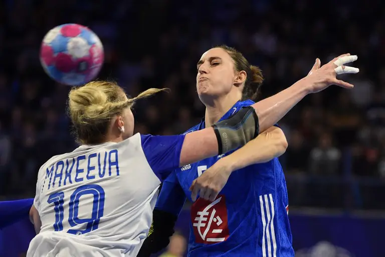Russia's pivot Kseniia Makeeva (L) defends against France's right back Camille Ayglon Saurina during the preliminary tour of the group B of the Euro 2018 Championship handball match France vs Russia on November 29, 2018 at Jean Weille stadium in Nancy. (Photo by JEAN-CHRISTOPHE VERHAEGEN / AFP)