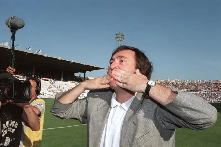 Le directeur de l'Olympique de Marseille, Jean-Pierre Bernès envoie des baisers vers le public, le 24 juillet 1993, lors de son tour de terrain pour remercier les supporters, au stade Vélodrome à Marseille avant la rencontre de la première journée du championnat de France de football. Mis en examen puis écroué dans l'affaire OM-VA le 06 juillet, il est libéré le 22 juillet 1993. (Photo by GEORGES GOBET / AFP)