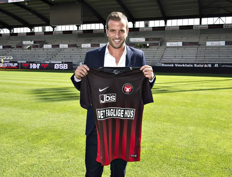 Dutch player Rafael van der Vaart holds his new FC Midtjylland shirt during his presentation held at MCH Arena in Herning on August 10, 2016. (Photo by Henning Bagger / Scanpix Denmark / AFP) / Denmark OUT