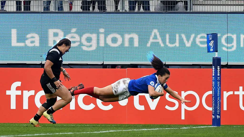 France's Caroline Drouin scores a try during the Women's rugby union test match between France and New Zealand on November 17, 2018 at the Stade des Alpes in Grenoble, central-eastern France. (Photo by JEAN-PIERRE CLATOT / AFP)