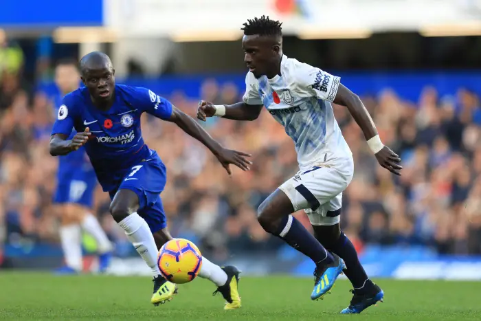 11th November 2018, Stamford Bridge, London, England; EPL Premier League football, Chelsea versus Everton; Idrissa Gueye of Everton under pressure from Ngolo Kante of Chelsea