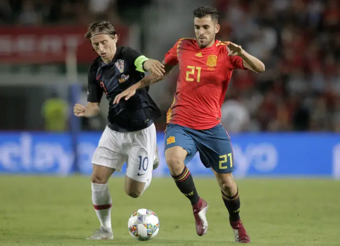 Spain's Dani Ceballos (r) and Croatia's Luka Modric