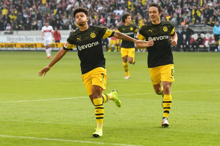 Torjubel Jadon Sancho (Borussia Dortmund 7), rechts Thomas Delany (Borussia Dortmund 6),