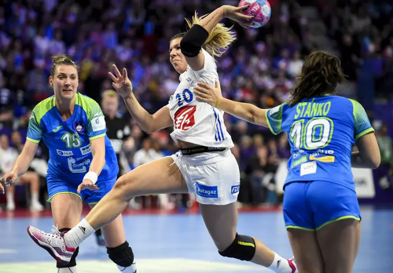Slovenia's pivot Teja Ferfolja (L) and Slovenia's left back Tjasa Stanko (R) defend against France's right back Laura Flippes during the preliminary tour of the group B of the Euro 2018 Championship handball match between France and Slovenia on December 2, 2018 at Jean Weille stadium in Nancy. (Photo by JEAN-CHRISTOPHE VERHAEGEN / AFP)