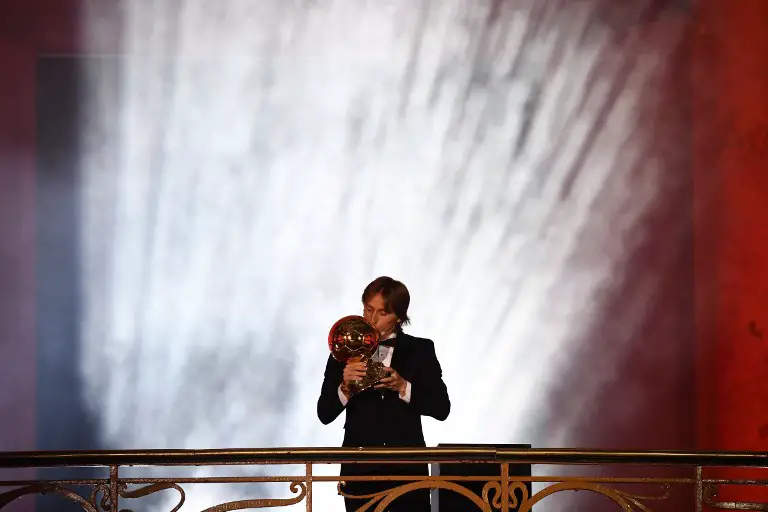 Real Madrid's Croatian midfielder Luka Modric kisses the trophy after receiving the 2018 FIFA Men's Ballon d'Or award for best player of the year during the 2018 FIFA Ballon d'Or award ceremony at the Grand Palais in Paris on December 3, 2018. - The winner of the 2018 Ballon d'Or will be revealed at a glittering ceremony in Paris on December 3 evening, with Croatia's Luka Modric and a host of French World Cup winners all hoping to finally end the 10-year duopoly of Cristiano Ronaldo and Lionel Messi. (Photo by FRANCK FIFE / AFP)