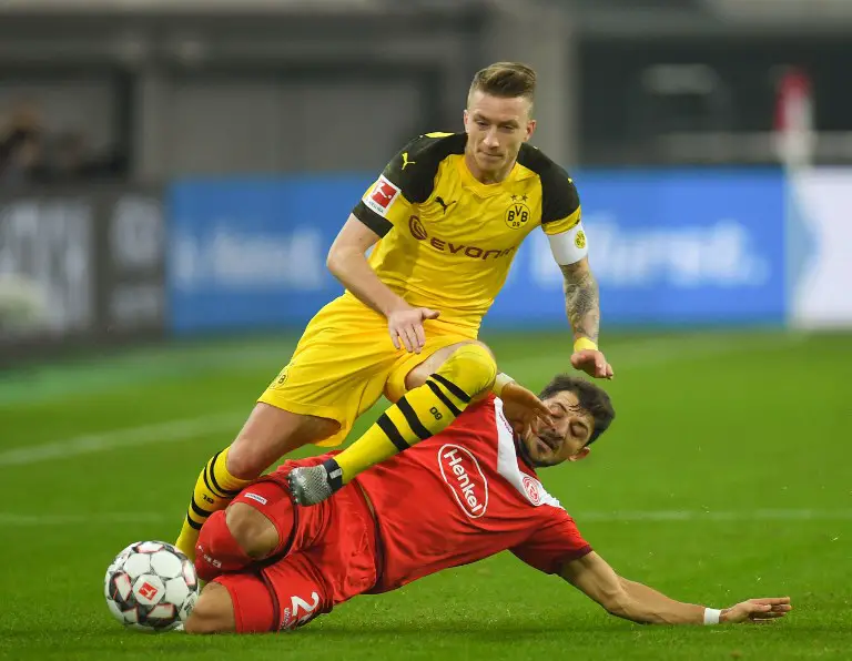 Fortuna Duesseldorf's German midfielder Matthias Zimmermann (R) and Dortmund's German forward Marco Reus vie for the ball during the German first division Bundesliga football match Fortuna Duesseldorf v Borussia Dortmund in Duesseldorf, western Germany, on December 18, 2018. (Photo by Patrik STOLLARZ / AFP) / DFL REGULATIONS PROHIBIT ANY USE OF PHOTOGRAPHS AS IMAGE SEQUENCES AND/OR QUASI-VIDEO