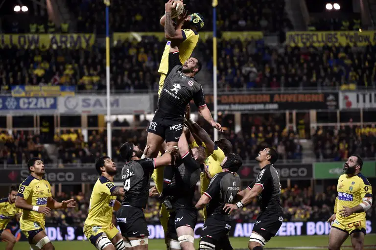 Clermont's French lock Sebastien Vahaamahina (up) catches the ball in a line out during the Top 14 rugby union match between ASM Clermont and ST Toulouse at the Michelin stadium in Clermont-Ferrand, central France, on december 23, 2018. (Photo by THIERRY ZOCCOLAN / AFP)