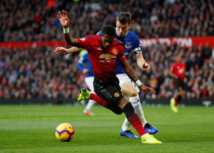 Soccer Football - Premier League - Manchester United v Everton - Old Trafford, Manchester, Britain - October 28, 2018  Manchester United's Fred in action with Everton's Seamus Coleman