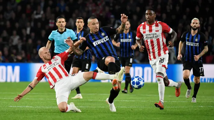 Soccer Football - Champions League - Group Stage - Group B - PSV Eindhoven v Inter Milan - Philips Stadium, Eindhoven, Netherlands - October 3, 2018  PSV Eindhoven's Jorrit Hendrix in action with Inter Milan's Radja Nainggolan