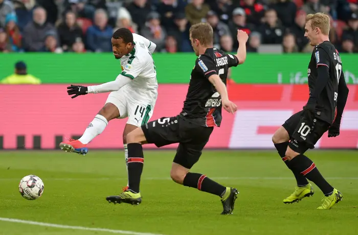 Alassane Plea BMG against Sven Bender B04 and Julian Brandt B04