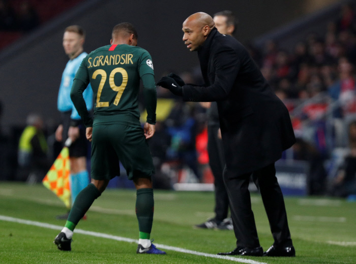 Soccer Football - Champions League - Group Stage - Group A - Atletico Madrid v AS Monaco - Wanda Metropolitano, Madrid, Spain - November 28, 2018  AS Monaco coach Thierry Henry gives instruction to Samuel Grandsir