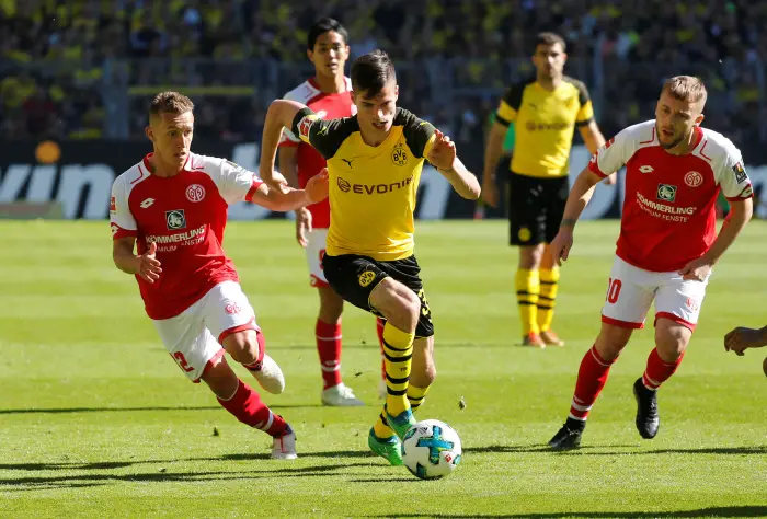 Borussia Dortmund's Julian Weigl in action with Mainz's Pablo de Blasis