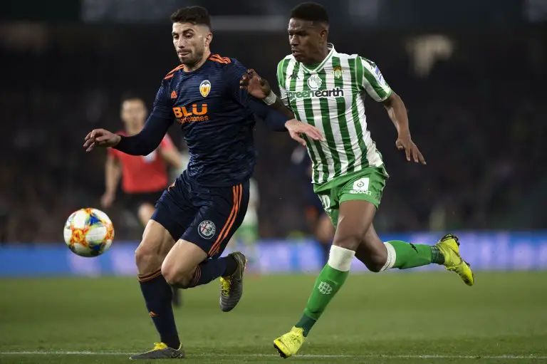 Valencia's Italian defender Cristiano Piccini (L) vies with Real Betis' Dominican defender Junior Firpo during the Spanish Copa del Rey (King's Cup) semi-final first leg football match between Real Betis and Valencia CF at the Benito Villamarin stadium in Seville on February 7, 2019. (Photo by JORGE GUERRERO / AFP)
