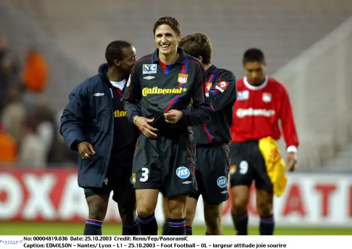 EDMILSON - Nantes/ Lyon - L1 - 25.10.2003 - Foot Football - OL - largeur attitude joie sourire