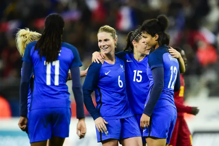 joie des joueuses de l equipe de France apres le but de Valerie Gauvin (France)
