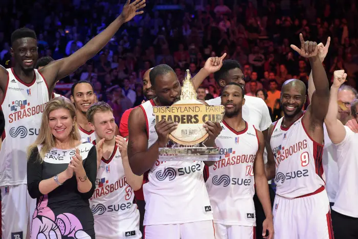 joie des joueurs de Strasbourg avec le trophee du vainqueur souleve par le capitaine Florent Pietrus (SIG)