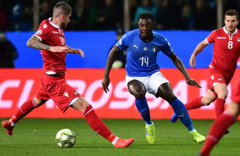 Italy's forward Moise Kean (C) dribbles Liechtenstein's defender Sandro Wieser (L) during the Euro 2020 Group J qualifying football match Italy vs Liechtenstein on March 26, 2019 at the Ennio-Tardini stadium in Parma. (Photo by Miguel MEDINA / AFP)