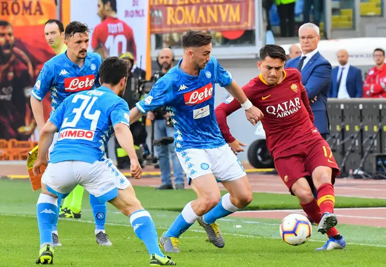 Napoli's Spanish midfielder Fabian Ruiz (C) defends against AS Roma Turkish forward Cengiz Under (R) during the Italian Serie A football match AS Roma vs SSC Napoli on March 31, 2019 at the Olympic stadium in Rome. (Photo by Andreas SOLARO / AFP)