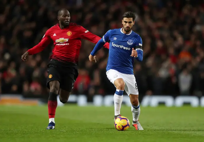 Soccer Football - Premier League - Manchester United v Everton - Old Trafford, Manchester, Britain - October 28, 2018  Manchester United's Romelu Lukaku in action with Everton's Andre Gomes