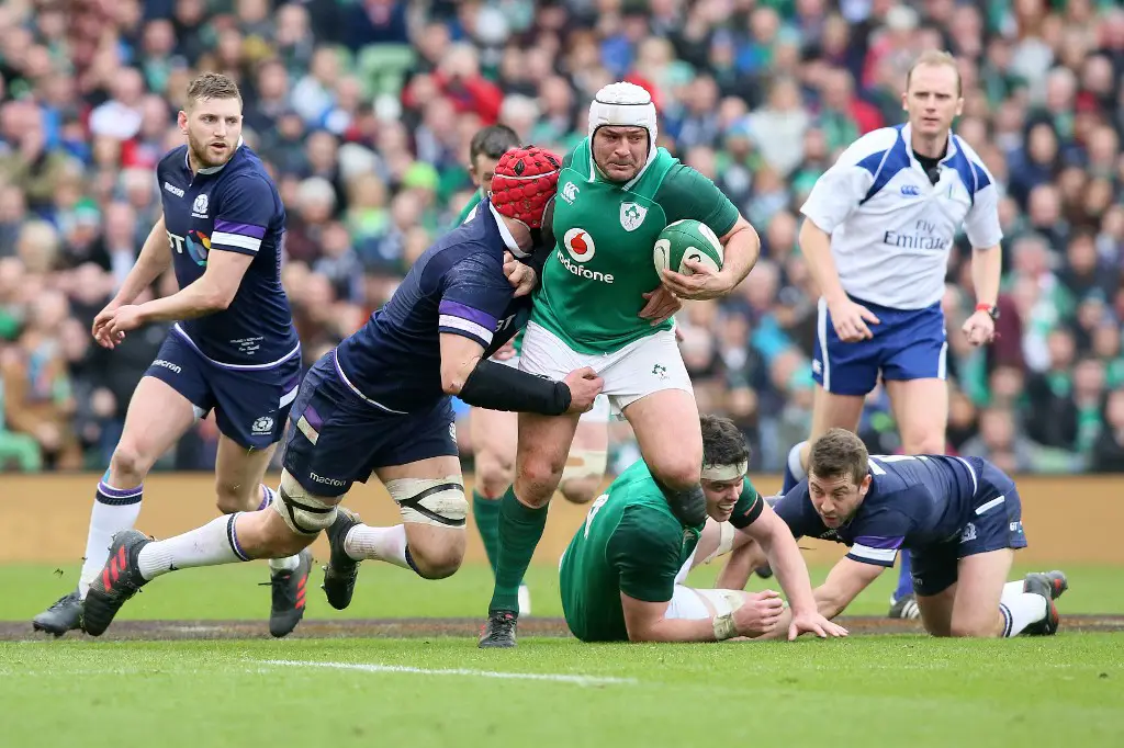 Scotland's lock Grant Gilchrist (2L) tackles Ireland's hooker Rory Best (C) during the Six Nations international rugby union match between Ireland and Scotland at the Aviva Stadium in Dublin, on March 10, 2018. (Photo by Paul FAITH / AFP)