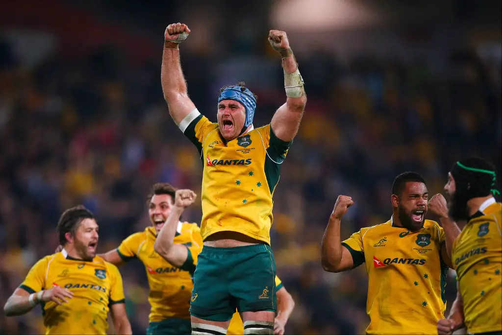 Australian rugby player James Horwill (C) celebrates victory after the Rugby Championship Test match between Australia and South Africa at Suncorp Stadium, Brisbane on July 18, 2015.  AFP PHOTO / PATRICK HAMILTON   ---IMAGE RESTRICTED TO EDITORIAL USE - STRICTLY NO COMMERCIAL USE--- (Photo by PATRICK HAMILTON / AFP)