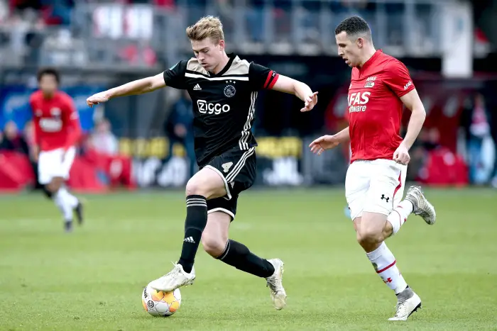 Ajax player Matthijs de Ligt (C) and AZ forwarder Oussama Idrissi (R) during the game AZ - Ajax .