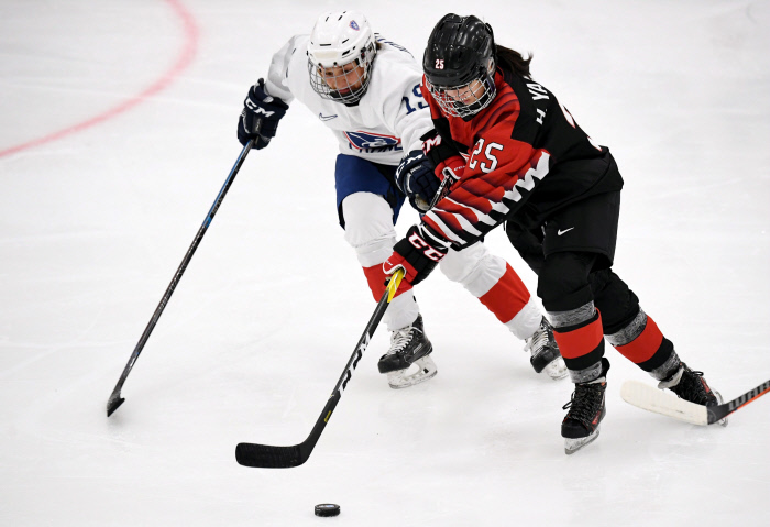 Ice Hockey ­ 2019 Women's IIHF World Championship - France vs Japan - Espoo, Finland - April 4, 2019. France's Lore Baudrit and Japan's Hikaru Yamashita in action.