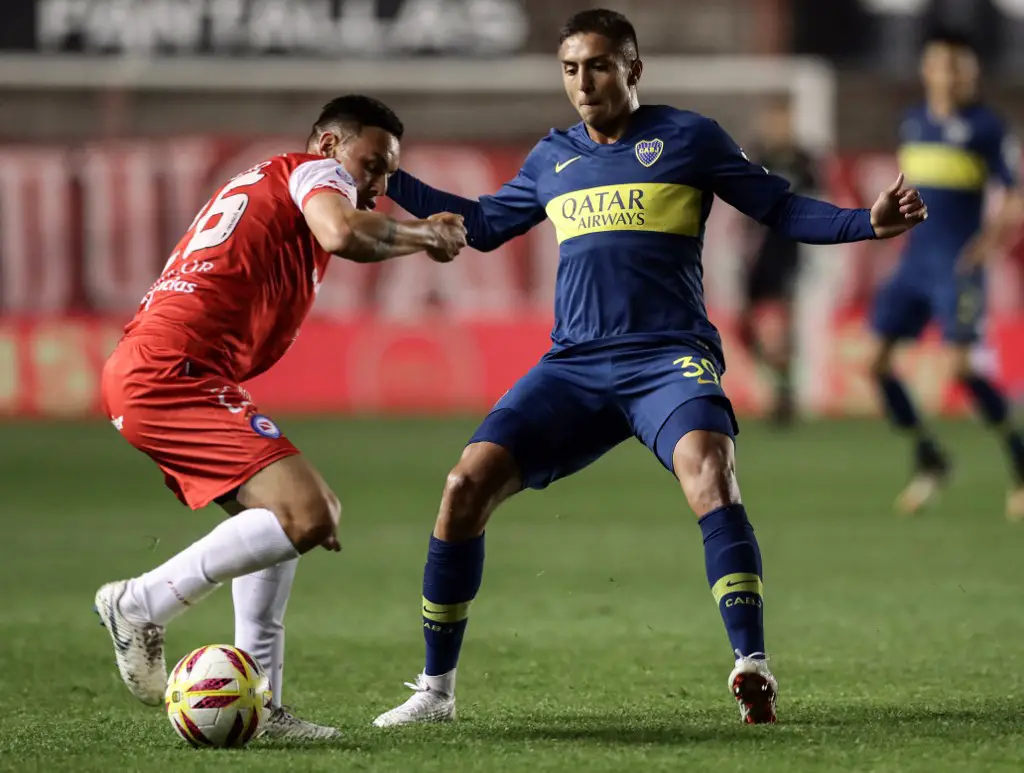Argentinos Juniors' midfielder Matias Romero (L) vies for the ball with Boca Juniors' midfielder Agustin Almendra during their Argentina First Division Superliga football match at Diego Armando Maradona stadium, in Buenos Aires, on September 15, 2018. (Photo by ALEJANDRO PAGNI / AFP)