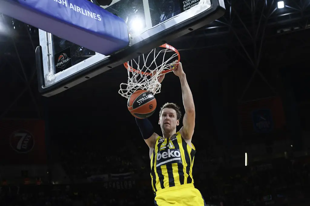 Fenerbahce's Czech centre Jan Vesely scores during the EuroLeague semi-final basketball match between Fenerbahce and Anadolu Efes at the Fernando Buesa Arena in Vitoria on May 17, 2019. (Photo by LLUIS GENE / AFP)