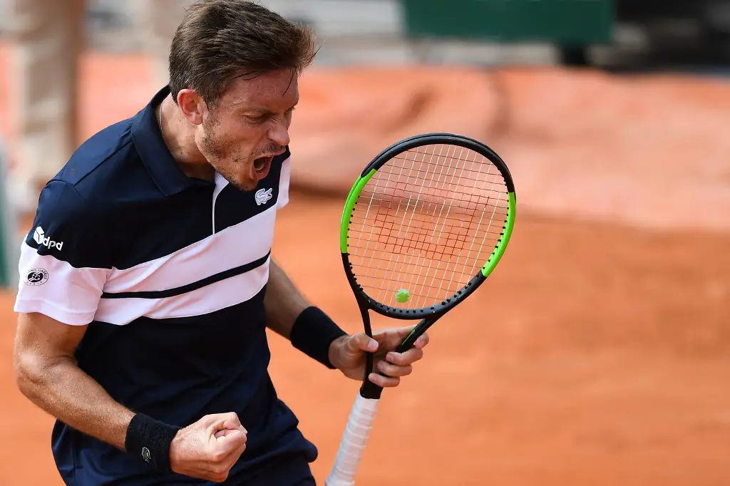 France's Nicolas Mahut reacts as he plays against Italy's Marco Cecchinato during their men's singles first round match on day 1 of The Roland Garros 2019 French Open tennis tournament in Paris on May 26, 2019. (Photo by Christophe ARCHAMBAULT / AFP)