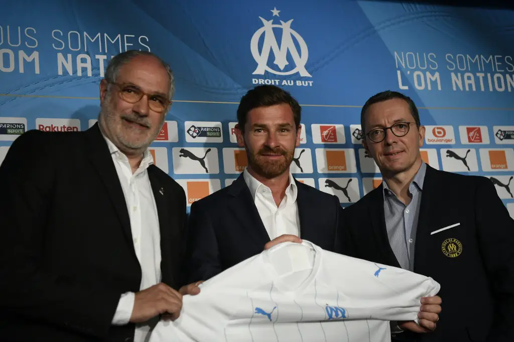 Olympique de Marseille's new coach Portuguese Andre Villas-Boas poses with a team jersey with the club's president Jacques-Henri Eyraud and sport director Andoni Zubizarreta during his official presentation to the press on May 29, 2019 at the Velodrome stadium in Marseille. (Photo by CHRISTOPHE SIMON / AFP)