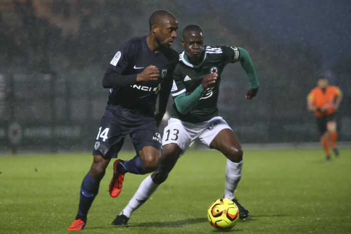Cyril Mandouki (Paris FC) vs Omenuke Mfulu (Red Star)