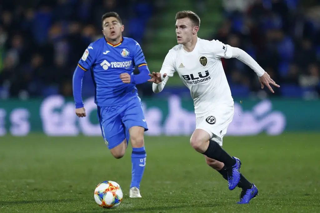 Valencia's Spanish defender Toni Lato (R) runs for the ball next to Getafe's Spanish forward Francisco Portillo during the Spanish Copa del Rey (King's Cup) quarter-final first leg football match between Getafe and Valencia at the Coliseum Alfonso Perez stadium in Getafe on January 22, 2019. (Photo by BENJAMIN CREMEL / AFP)
