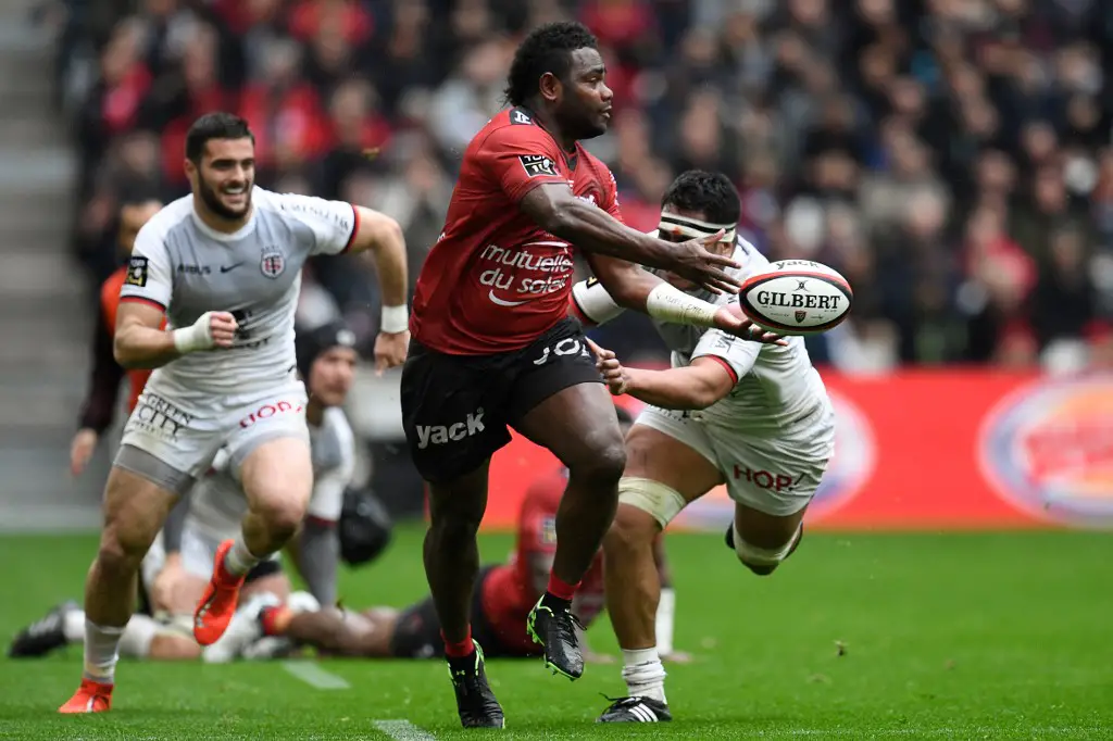 Toulon's Fiji wing Filipo Nakosi (C) fights for the ball with Toulouse's French flanker Selevasio Tolofua during the Top 14 rugby union match between Toulon and Toulouse at the Velodrome stadium in Marseille, southern France, on April 6, 2019. (Photo by Christophe SIMON / AFP)