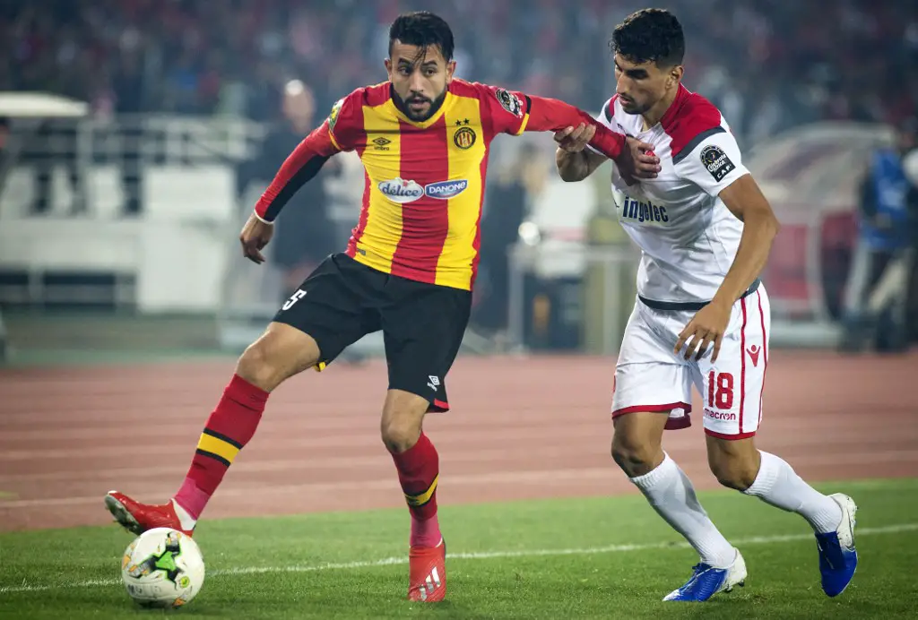 Wydad's Walid El Karti (R) vies for the ball with Esperance's Ghailene Chaalali during the CAF champion league final 2019 1st leg football match between Morocco's Wydad Athletic Club and Tunisia's Esperance sportive de Tunis in Rabat on May 24, 2019. (Photo by FADEL SENNA / AFP)