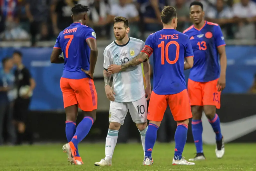 Argentina's Lionel Messi (2-L) is greeted by Colombia's Duvan Zapata (L), James Rodriguez and Yerry Mina (R) at the end of their Copa America football tournament group match at the Fonte Nova Arena in Salvador, Brazil, on June 15, 2019. - Colombia won 2-0. (Photo by Raul ARBOLEDA / AFP)