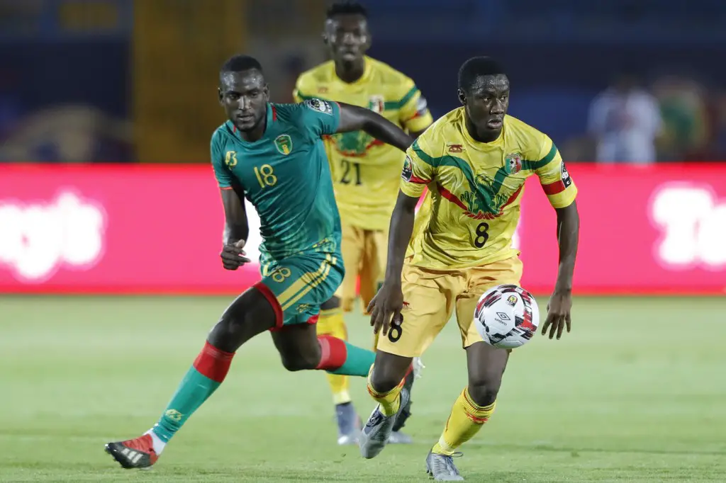 Mali's midfielder Diadie Samassekou (R) is marked by Mauritania's midfielder El Hacen EL Id during the 2019 Africa Cup of Nations (CAN) football match between Mali and Mauritania at the Suez Stadium in Suez on June 24, 2019. (Photo by FADEL SENNA / AFP)
