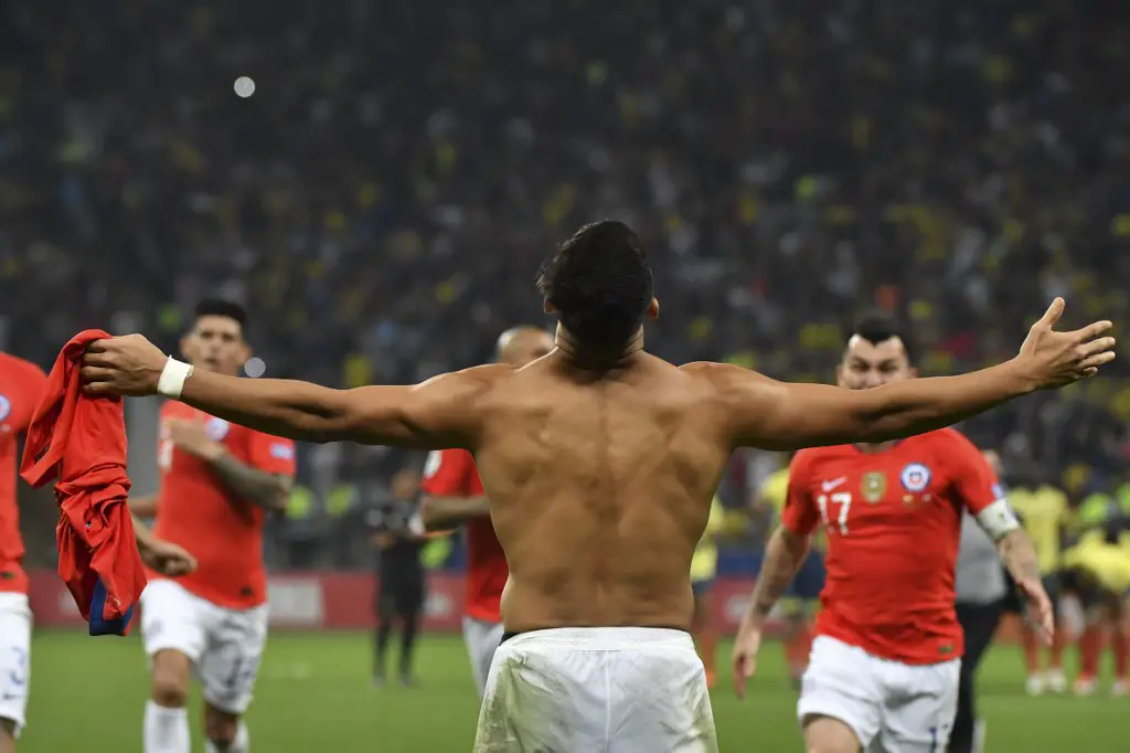 Chile's Alexis Sanchez celebrates after scoring his penalty to defeat Colombia in the penalty shoot-out after tying 0-0 during their Copa America football tournament quarter-final match at the Corinthians Arena in Sao Paulo, Brazil, on June 28, 2019. (Photo by Nelson ALMEIDA / AFP)