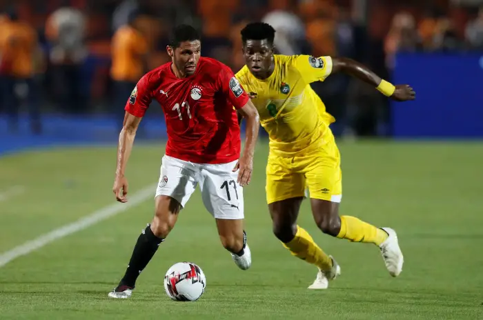 Soccer Football - Africa Cup of Nations 2019 - Group A - Egypt v Zimbabwe - Cairo International Stadium, Cairo, Egypt - June 21, 2019  Egypt's Mohamed Elneny in action with Zimbabwe's Marshall Munetsi