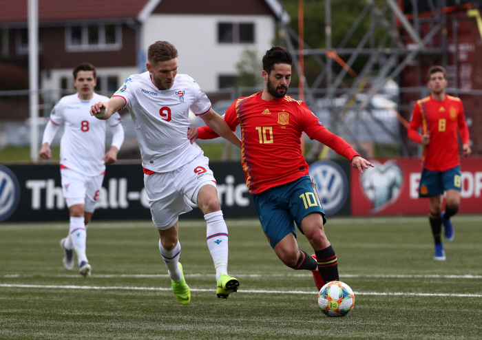 Soccer Football - Euro 2020 Qualifier - Group F - Faroe Islands v Spain - Torsvollur, Torshavn, Faroe Islands - June 7, 2019  Spain's Isco in action with Faroe Islands' Gilli Sorensen