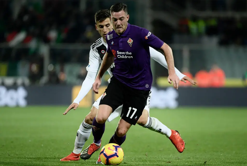 Juventus's Uruguayan midfielder Rodrigo Bentancur (front) vies for the ball with Fiorentina French midfielder Jordan Veretout (rear) during the Italian Serie A football match between Fiorentina and Juventus on December 1, 2018, at the Artemio Franchi Stadium in Florence. (Photo by Filippo MONTEFORTE / AFP)