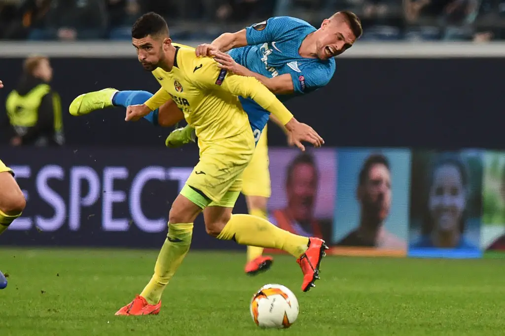 Villarreal's Spanish defender Alvaro Gonzalez and Zenit St. Petersburg's Slovak midfielder Robert Mak vie for the ball during the Europa League round of 16 first leg football match between FC Zenit and Villarreal CF in Saint Petersburg on March 7, 2019. (Photo by Olga MALTSEVA / AFP)